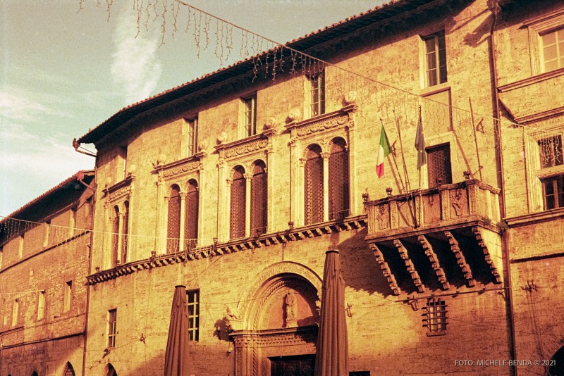 Palazzo del Capitano del Popolo durante Perugia fotografata con pellicola Lomography RedScale Xr 50-200. Foto di Michele Benda. Gennaio 2021 presso Palazzo del Capitano del Popolo Perugia IT, 22 febbraio 2021. Foto: Michele Benda per VolleyFoto.it [riferimento file: 2021-02-22/_7505961]