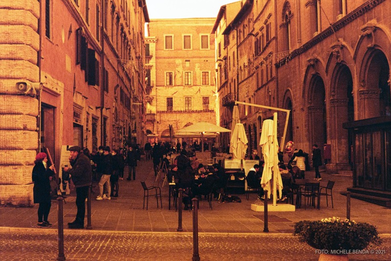 Via Mazzini durante la pausa pranzo durante Perugia fotografata con pellicola Lomography RedScale Xr 50-200. Foto di Michele Benda. 21 Dicembre 2020 presso Palazzo del Capitano del Popolo Perugia IT, 22 febbraio 2021. Foto: Michele Benda per VolleyFoto.it [riferimento file: 2021-02-22/_7505962-Modifica]