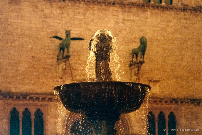 Fontana Maggiore durante Perugia fotografata con pellicola Lomography RedScale Xr 50-200. Foto di Michele Benda. Gennaio 2021 presso Palazzo del Capitano del Popolo Perugia IT, 22 febbraio 2021. Foto: Michele Benda per VolleyFoto.it [riferimento file: 2021-02-22/_7505970]