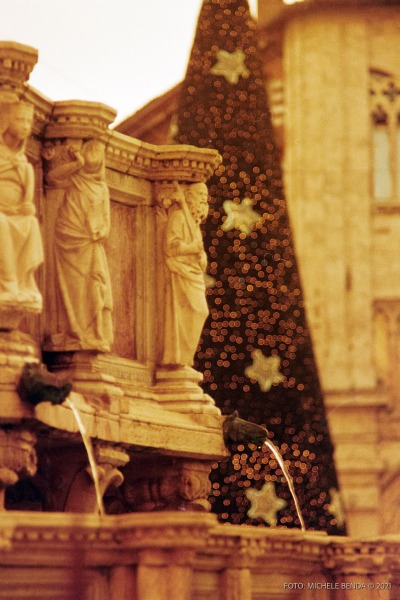 Fontana Maggiore durante Perugia fotografata con pellicola Lomography RedScale Xr 50-200. Foto di Michele Benda. Gennaio 2021 presso Palazzo del Capitano del Popolo Perugia IT, 22 febbraio 2021. Foto: Michele Benda per VolleyFoto.it [riferimento file: 2021-02-22/_7505971]