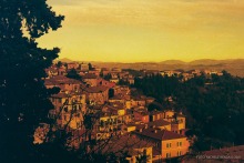 vista sul quartiere di Monteluce durante Perugia fotografata con pellicola Lomography RedScale Xr 50-200. Foto di Michele Benda. Gennaio 2021 presso Palazzo del Capitano del Popolo Perugia IT, 22 febbraio 2021. Foto: Michele Benda per VolleyFoto.it [riferimento file: 2021-02-22/_7505963]